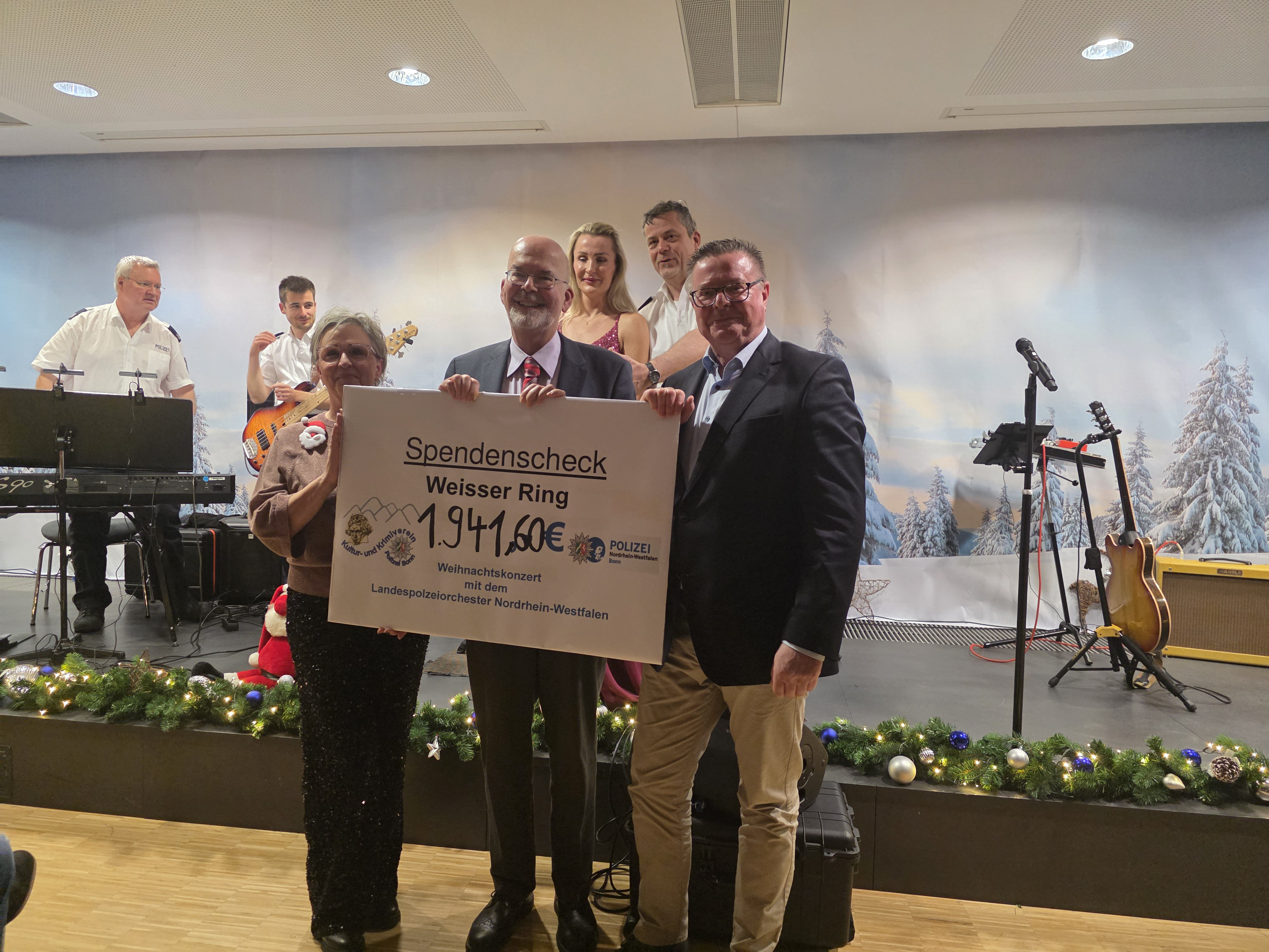 Dr. Frank Hofmann erhält einen Scheck