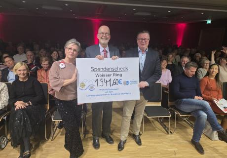 Dr. Frank Hofmann erhält einen Scheck